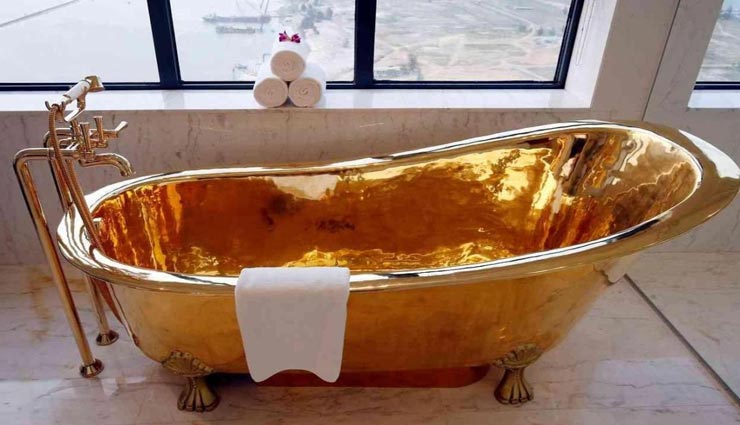 gold bathtub,gold bathtub for customers,hotel facility of gold bathtub,japan