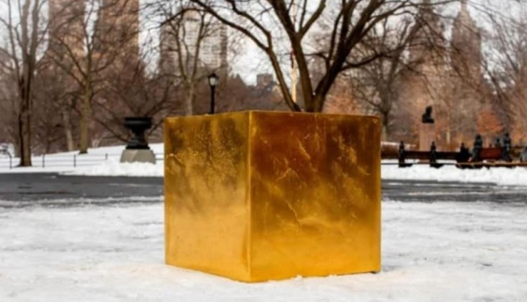 अचानक पार्क में आ गई 186 किलो सोने से बनी 87 करोड़ की यह क्यूब! उड़े आमजन के होश 