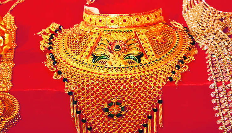 swaminarayan temple,gold,gold jewellery,diwali,diwali celebration,gujarat,weird news in hindi ,धनतेरस,स्वामीनारायण मंदिर