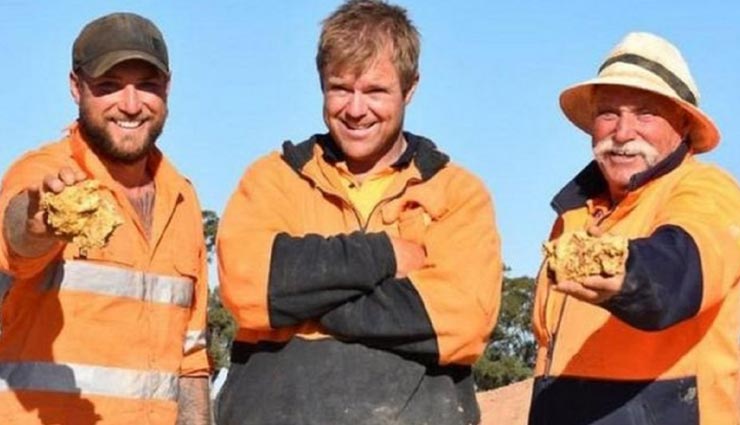 weird news,weird incident,giant gold nuggets,australia,founded gold by metal detactor