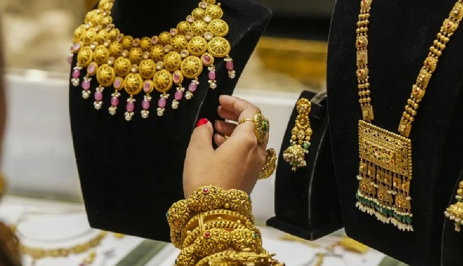 Gold Price Today: दिवाली के दिन सोने की चमक हुई फीकी, जानें अपने शहर के ताजा रेट