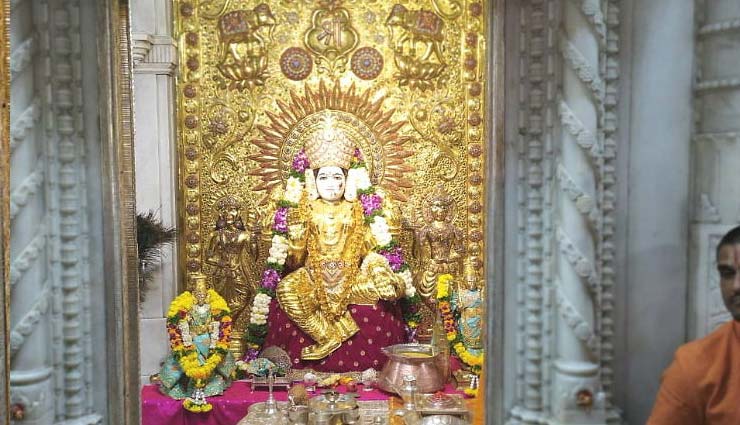 mahalakshmi temple,dressed in gold sari,dussehra,pune,weird news in hindi