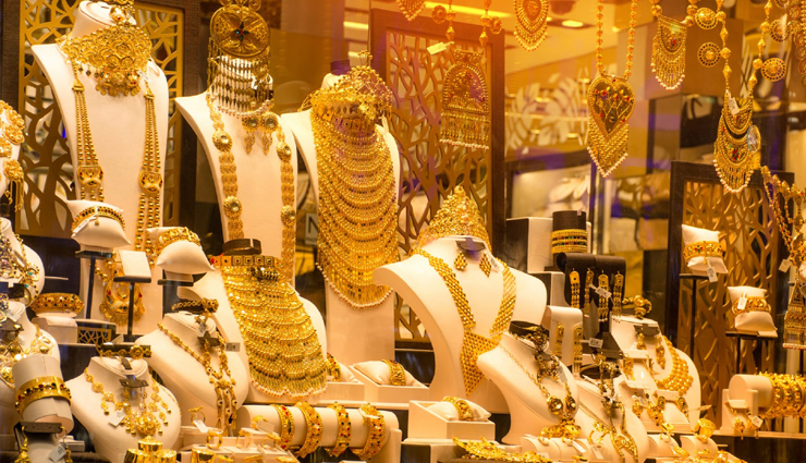 dubai old quarter,the history and tradition of the emirate,visit the gold souk,walk around al bastakiya quarter,admire local art at the xva gallery,visit the coffee museum,have a traditional lunch in an arabic tea house,visit the dubai museum,souvenir shop at the souk,shop at the spice souk,take a one-dirham boat ride across the dubai creek,watch local workers pack the ships with imports and exports,travel,tourism