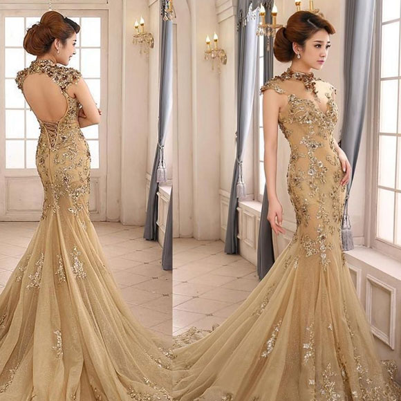 चार चांद लगाएगा गोल्डन कलर, पहने कुछ इस प्रकार #Fashion Tips fashion tips,slaying in golden,golden color dress,golden jewellery,golden had bag,golden heels,trendy look