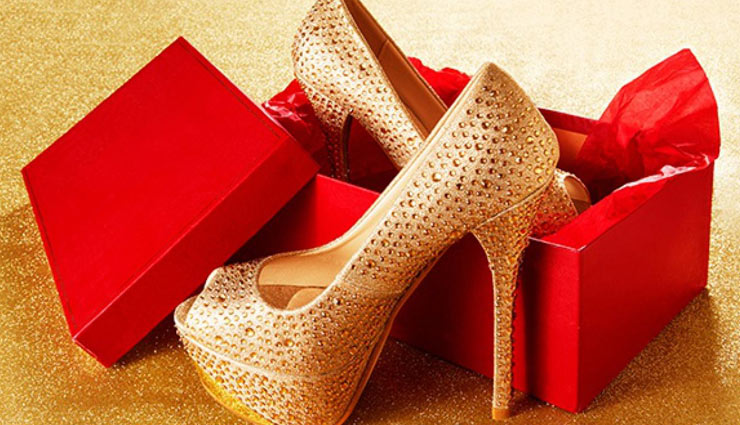 ग्रेसफुल लुक के लिए फैशन में शामिल करें गोल्डन कलर trendy golden color,golden color fashion,golden color accessories,golden color dress,golden color make up,fashion tips