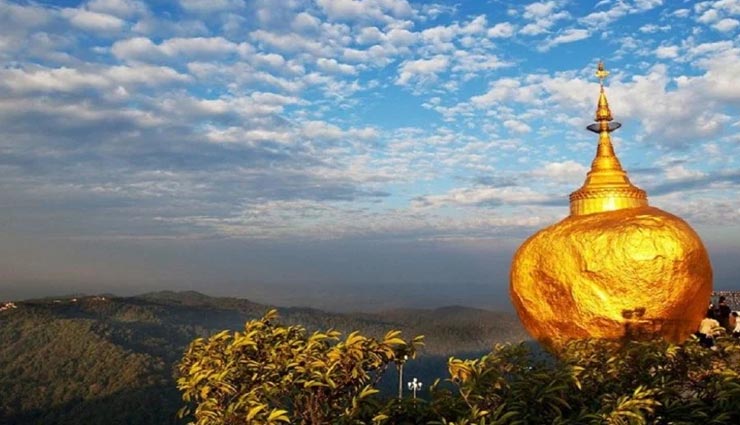 आंधी-तूफान से भी नहीं हिलता ढ़लान पर अटका यह सुनहरा पत्थर, महिलाओं के पास जाने पर मनाही weird news,weird place,mysterious place,golden rock,buddhist kyaiktiyo pagoda