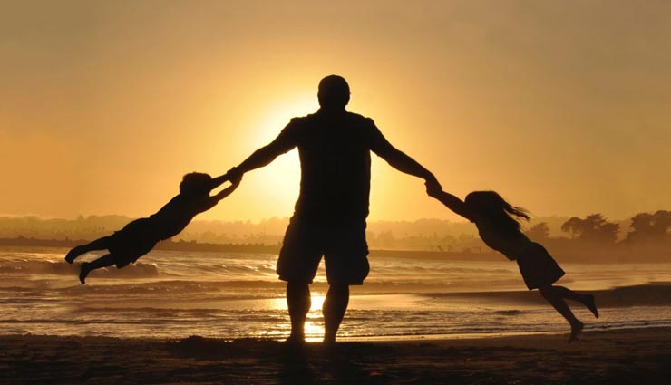 बच्चों को अच्छी परवरिश देते हैं इन 4 राशियों के जातक, बनते हैं आदर्श पिता