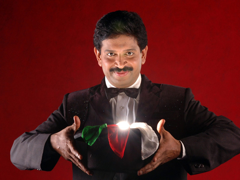 magicians that have created history,most famous magicians in the world,magicians around the world,harry houdini,david blaine,lance burton,tomas de la cruz,gopinath muthukad