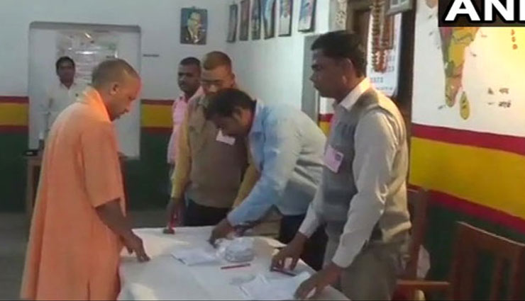 कड़ी सुरक्षा व्यवस्था के बीच फूलपुर और गोरखपुर में मतदान शुरु
