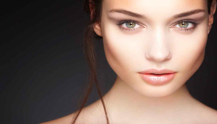 चहरे के अलावा इन अंगों पर स्क्रब कर हटाए डेड स्किन, निखरेगी खूबसूरती