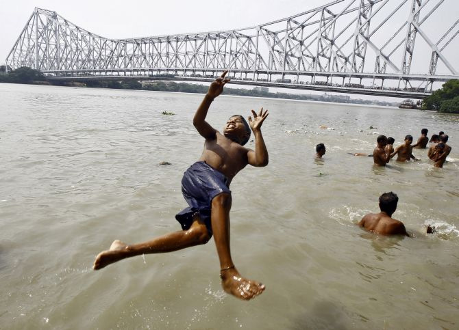 stay indoors,government issues advisory,heatwave