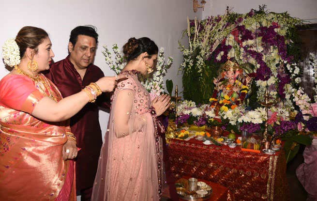 Ganesh Chaturthi 2018: गोविंदा के घर आए बप्पा, परिवार संग की पूजा bollywood,ganesh chaturthi 2018,govinda,ganesh puja