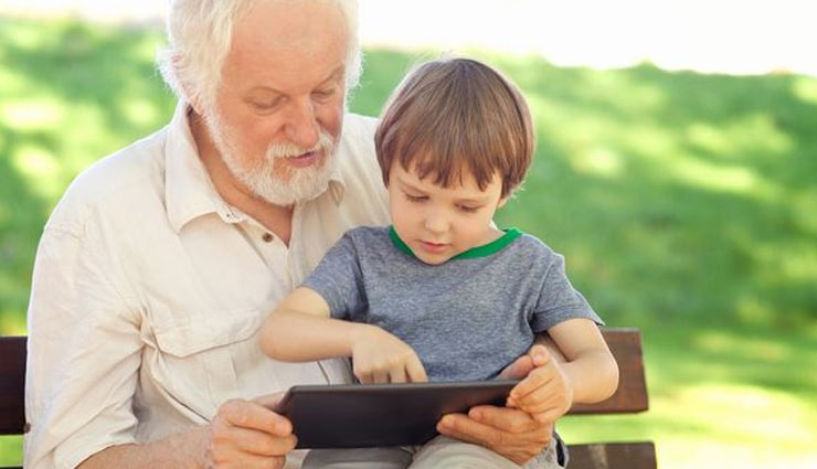 घर के बुजुर्गों को भी कराएं टेक्नोलॉजी से प्यार, जानें क्यों जरूरी