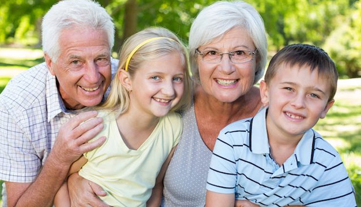 पेरेंट्स की सोशल लाइफ को बनाए मजेदार, मानसिक बीमारियों से रहेंगे दूर