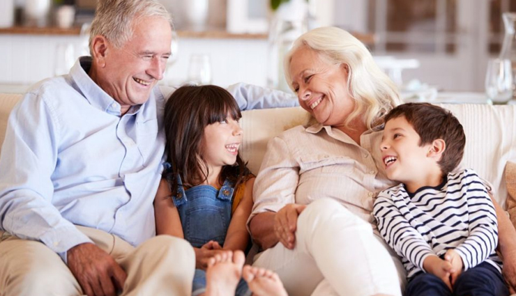 बच्चों को जीवन की सीख देने का काम करते हैं दादा-दादी, साथ रहने से मिलते हैं ये फायदे 