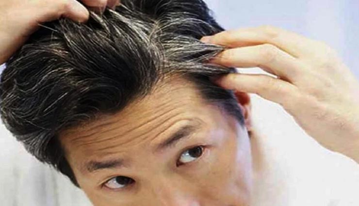 देना चाहते हैं बालों को नेचुरल काला रंग, मेहंदी के साथ करें इस एक चीज का इस्तेमाल