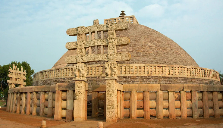 tourist attractions near bhopal,must-visit places near bhopal,raisen fort,bijasan mata temple,halali dam,udayagiri caves,great stupa sanchi,marine drive bhopal,bori wildlife sanctuary,satpura national park