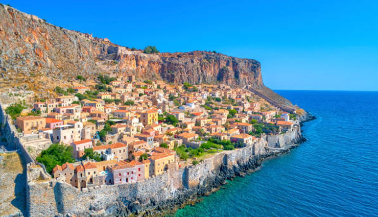 towns to visit in greece,greece,mykonos town,mykonos,cyclades,lindos,rhodes,dodecanese,monemvasia,peloponnese,chania town,crete,kastraki,meteora,oia,santorini,cyclades