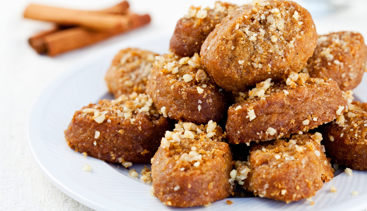 greek food,must try greek food,loukoumi,moussaka,horiatiki salata,melomakarona,dakos,spanakopita