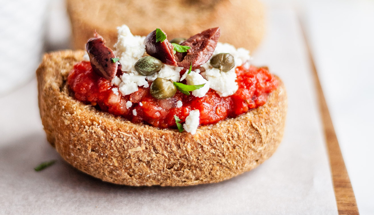 greek food,must try greek food,loukoumi,moussaka,horiatiki salata,melomakarona,dakos,spanakopita