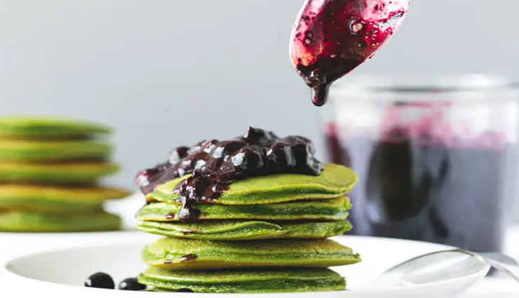 green smoothie pancakes with macerated bluberries,hunger struck,food