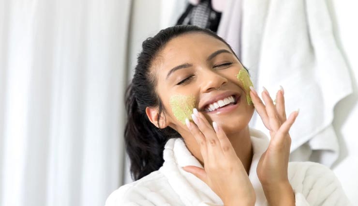 Summer Special : इन होममेड स्कब्र के इस्तेमाल से मिलेगा ऑयली स्किन को निखार