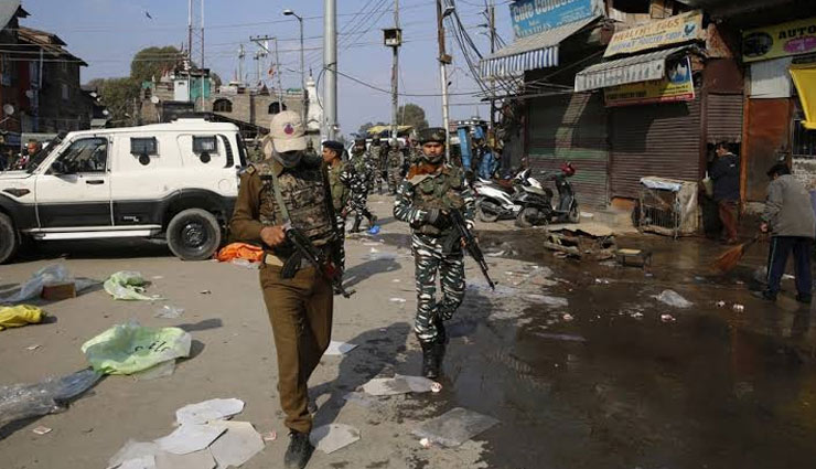 2 crpf jawans 7 civilians injured,grenade attack in kashmir,jammu and kashmir,kashmir,news