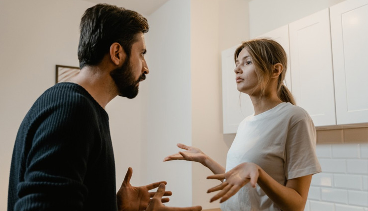 reasons something feels off in a relationship,relationship feels off,signs something is wrong in a relationship,feeling disconnected in a relationship,relationship problems,why does my relationship feel strange,partner acting distant,lack of communication in relationship,growing apart in a relationship,intuition about relationship issues,relationship discomfort,feeling uneasy with partner,relationship chemistry fading,unspoken tension in a relationship