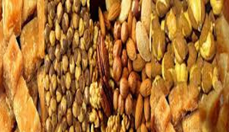 आपकी त्वचा को निखारने में मदद करता है गुड और चने का सेवन, जाने और फायदे