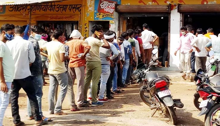 धौलपुर : लॉकडाउन से पहले लोग कर रहे तैयारी! ये राशन नहीं तंबाकू के लिए लगी हैं लंबी लाइन