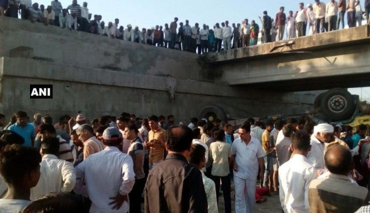 गुजरात के भावनगर में 70 बरातियों से भरा ट्रक नाले में गिरा, 26 की मौत