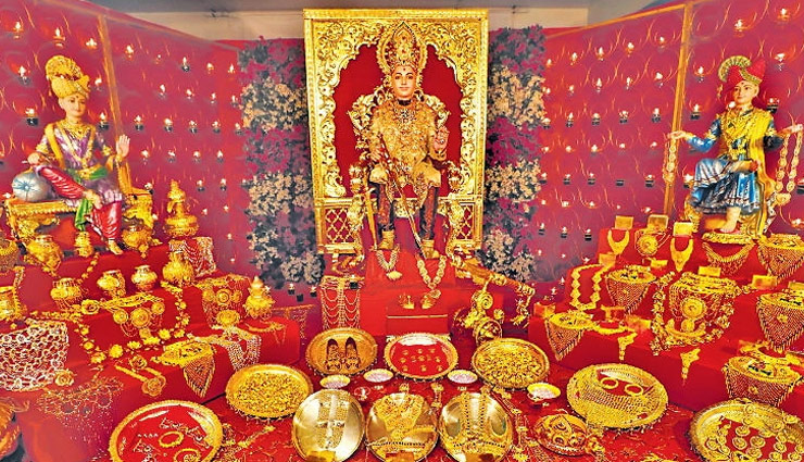 धनतेरस पर स्वामीनारायण मंदिर में 100 करोड़ के आभूषणों से किया गया भगवान का श्रृंगार, तस्वीरें