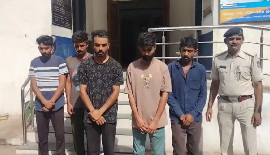 गुजरात: पत्नी से नफरत थी तो पति ने 50 हजार में किया सौदा, दोस्तों पर पिंजरे में बंद कर दुष्कर्म के भी गंभीर आरोप