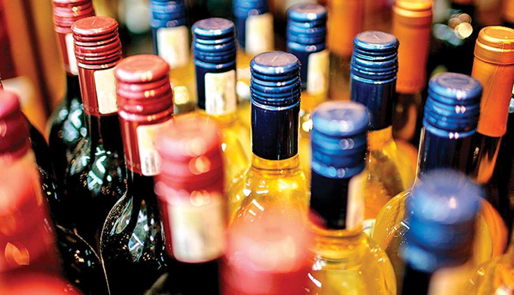 गुजरात / स्कूटर पर 125 विदेशी शराब की बोतलों के साथ पकड़ा गया शख्स, पैंट में भी छिपा रखी थी बोतलें 