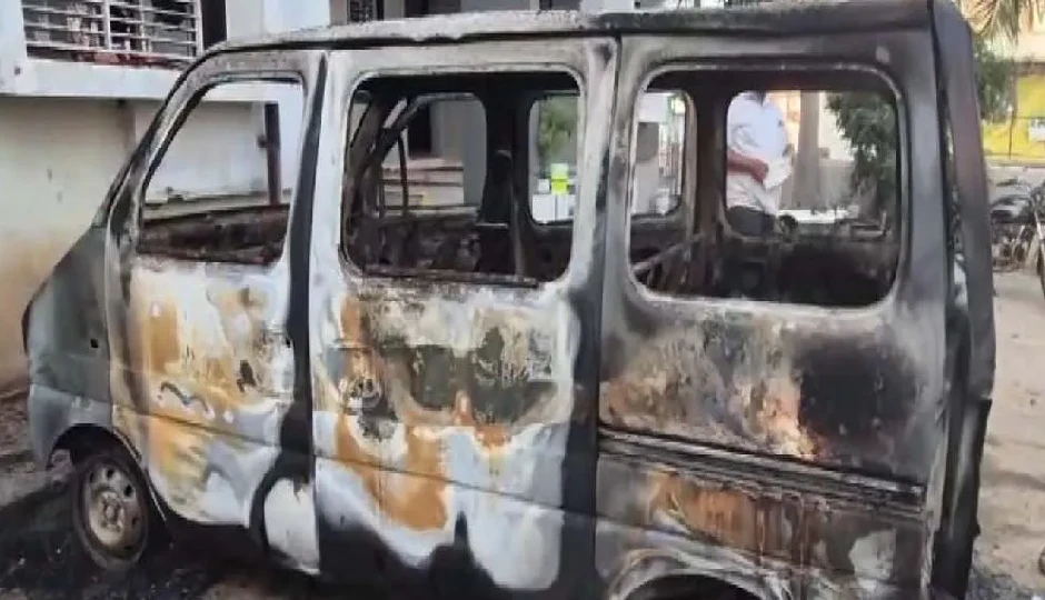 गुजरात के साबरकांठा में दो गुटों के बीच भीषण संघर्ष, 30 से अधिक वाहन जले, 10 लोग घायल