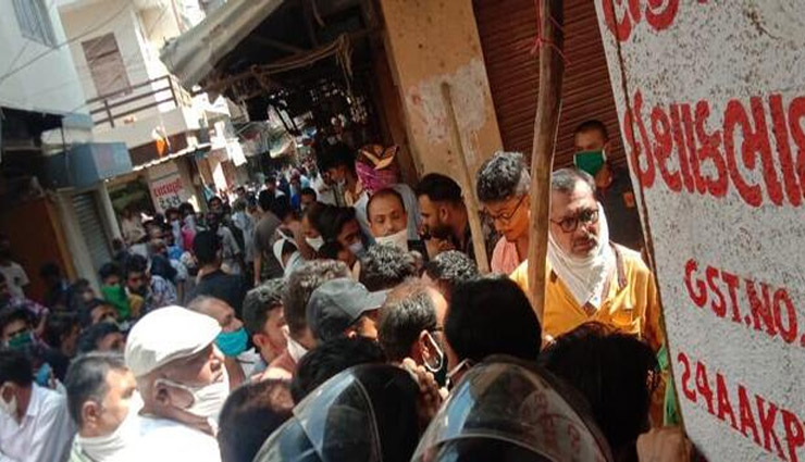  गुजरात में पान-तंबाकू के लिए दुकानों पर भीड़, सोशल डिस्टेंसिंग की उड़ी धज्जियां