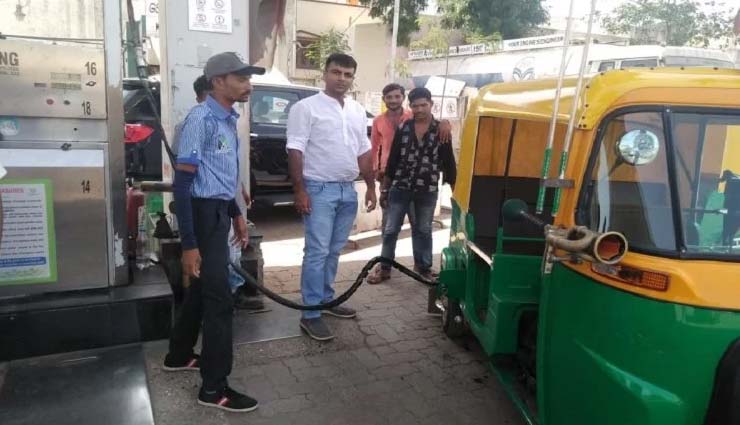गुजरात : नरेन्द्र मोदी की जीत की खुशी में पेट्रोल पंप मालिक बांट रहा है मुफ्त सीएनजी