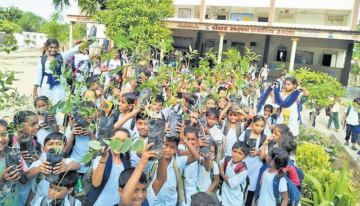 गुजरात के 64000 स्कूलों ने महात्मा गांधी की 150वीं जयंती पर लगाए 1.50 करोड़ पौधे