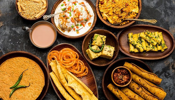 अपने खानपान के लिए जाना जाता हैं गुजरात, घूमने जाएं तो जरूर ले इन 12 व्यंजनों का स्वाद