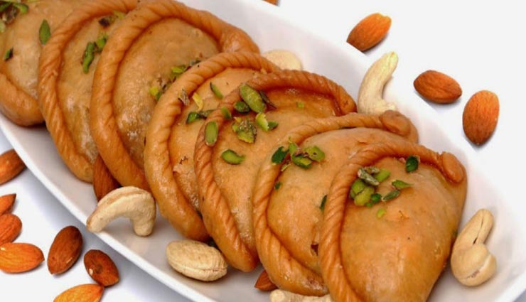 Holi Special : मैदा नहीं बल्कि आटे व गुड़ से बनाए इस बार गुजिया #Recipe 