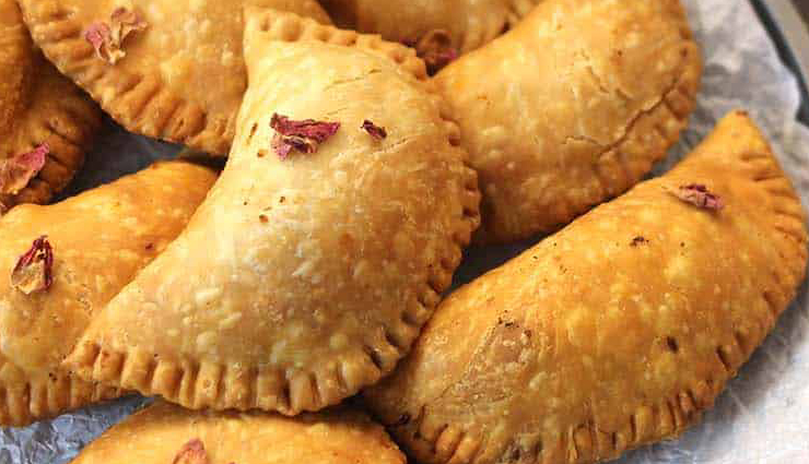 gujiya recipe,holi sweet,indian dessert,khoya gujiya,festive treat,gujiya filling,deep-fried sweets,traditional indian sweets,festive recipes,homemade gujiya