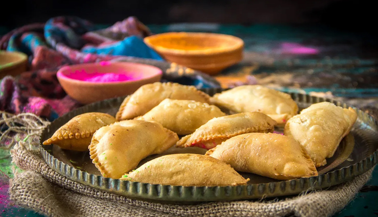 Diwali 2021 : झटपट तैयार हो जाती हैं स्वादिष्ट गुझिया, देती हैं बेहतरीन स्वाद #Recipe
