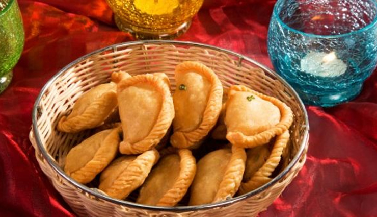 puff pastry gujiya bites,summer recipe,food,hunger struck,traditional gujiya recipe,easy to make recipe