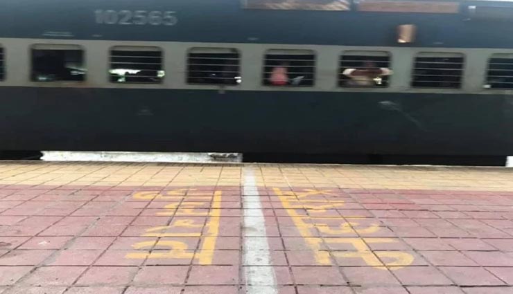 weird news,weird railway station,navapur railway station,unique railway station ,अनोखी खबर, अनोखा रेलवे स्टेशन, नवापुर रेलवे स्टेशन, दो राज्यों का रेलवे स्टेशन