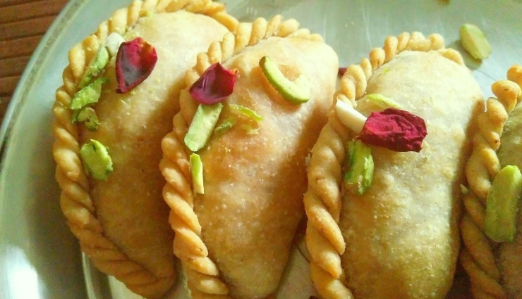 Diwali 2023 : गुलकंद की गुझिया से खास बनाएं दिवाली, इसकी मिठास से महक जाएगा आपका मन #Recipe