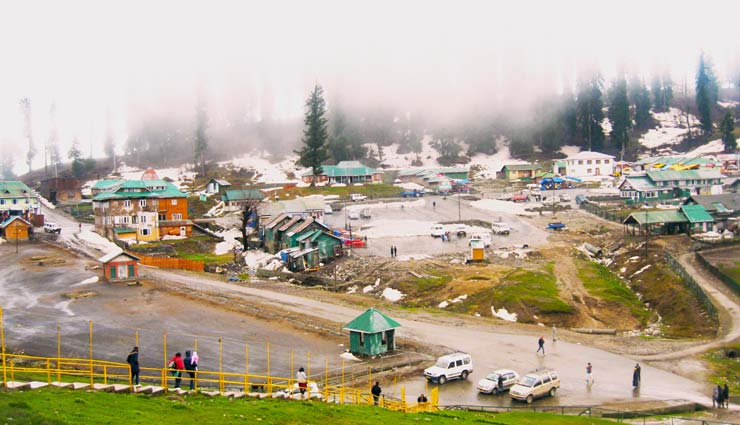 खूबसूरती की मनमोहक छंटा बिखेरता है गुलमर्ग, जानें इसके बारे में