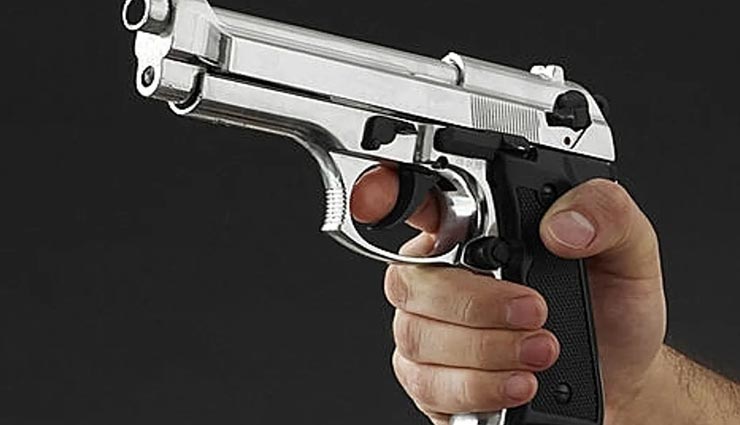 उत्तरप्रदेश : बेखौफ बदमाशों ने कलक्ट्रेट के सामने मारी एडीओ के चालक के सिर में गोली, लूटी लाइसेंसी रिवाल्वर