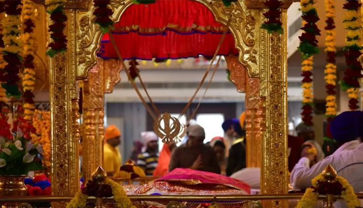 gurudwara bangla sahib delhi,spiritual haven in delhi,bangla sahib gurudwara history,delhi iconic gurudwara,sacred places in delhi,guru nanak dev ji gurudwara,bangla sahib gurudwara architecture,visiting bangla sahib delhi,sikhism religious significance in delhi,peaceful retreat in the heart of delhi: gurudwara bangla sahib