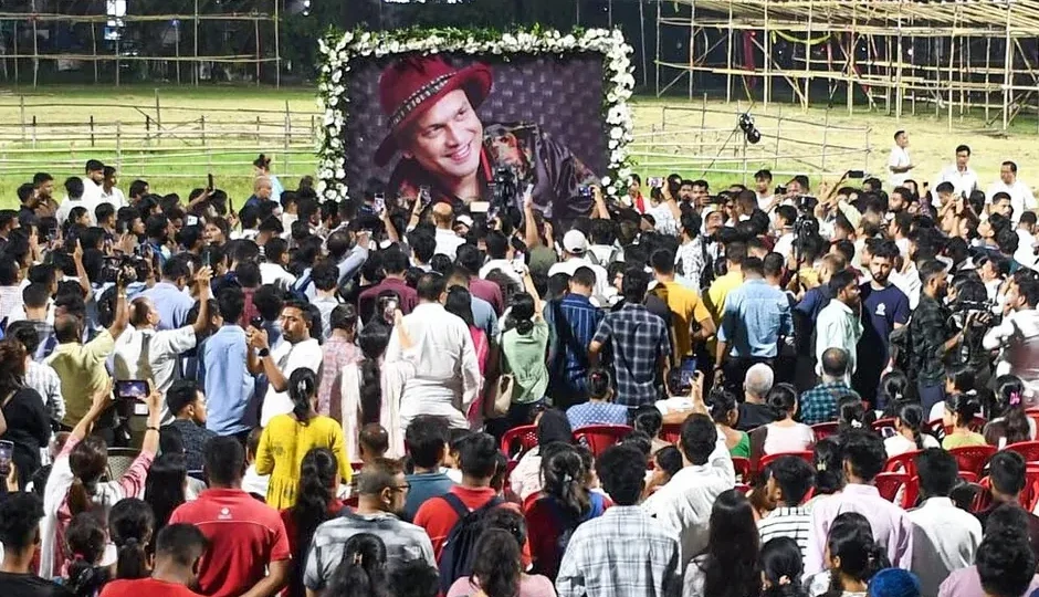 गुवाहाटी पहुंचा जुबिन गर्ग का पार्थिव शरीर, एयरपोर्ट से घर तक उमड़ी भीड़, पुलिस को करना पड़ा लाठी चार्ज