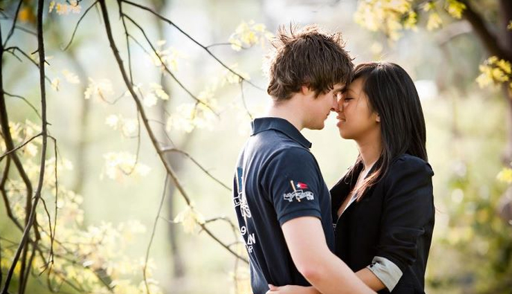 signs guy is attracted,attraction signs,relationship tips,couple tips